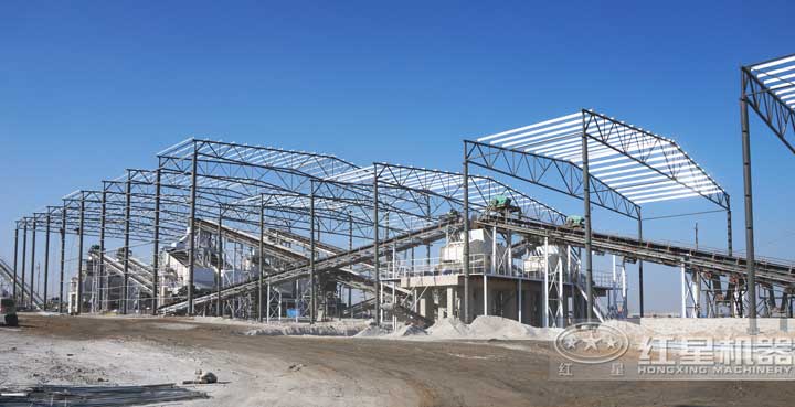 時產800噸生產現場，多臺設備同時作業(yè)
